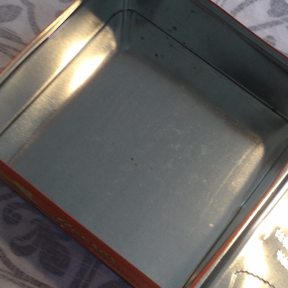 Set of four vintage tins, Hershey Chocolate 1990, 2001 and Reese’s 1997 - Picture 5 of 16